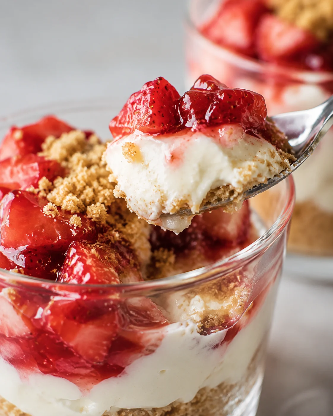 Delicious no-bake strawberry cheesecake cups with fresh strawberries and graham cracker crust